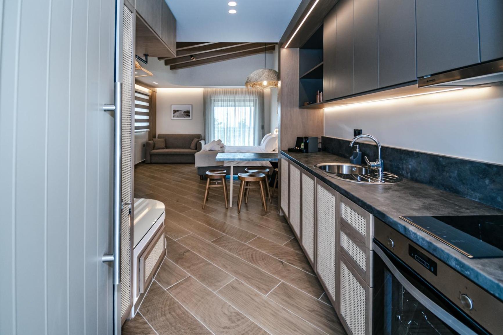 Terra Helios Suites & Studios Кипарисия Стая снимка